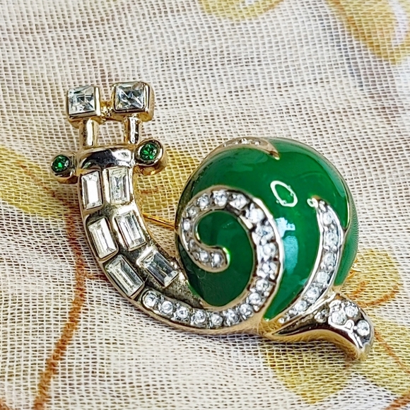 Unsigned Jomaz Mazer Vintage Gold Tone Green Enameled Rhinestone Snail Brooch - Picture 3 of 7